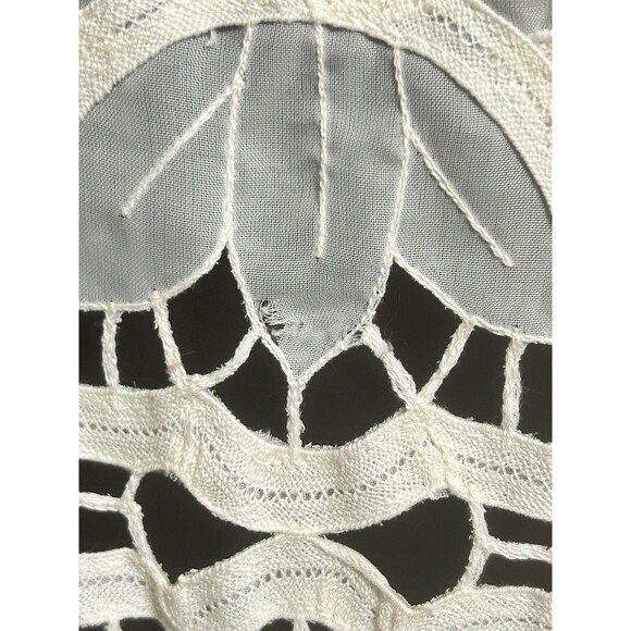 Imperial Elegance RN‎ 65899 White Floral Delicate Table Runner - Picture 10 of 11